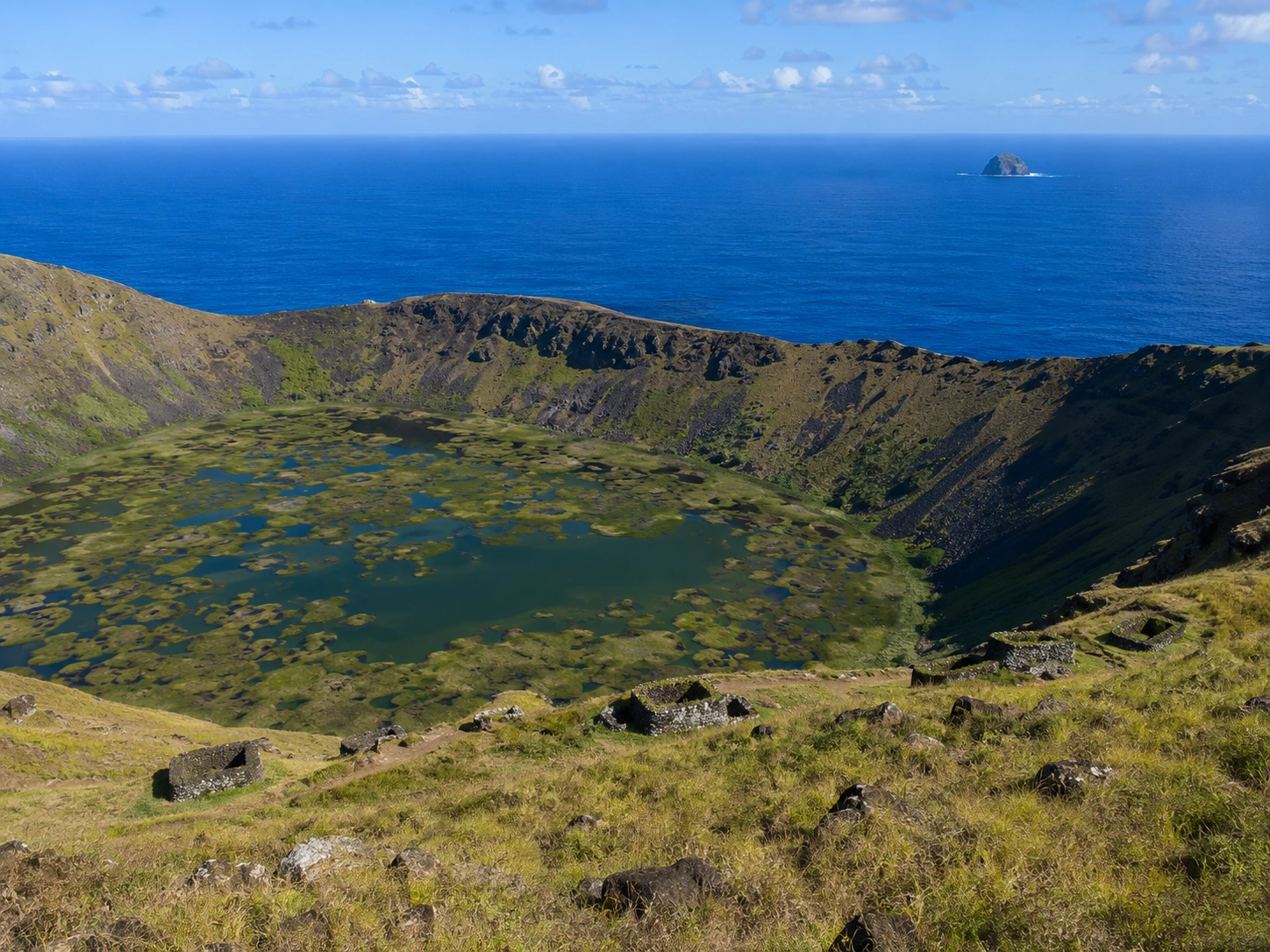 1785801110620870.webp 復活島Rano Kau火山湖.webp