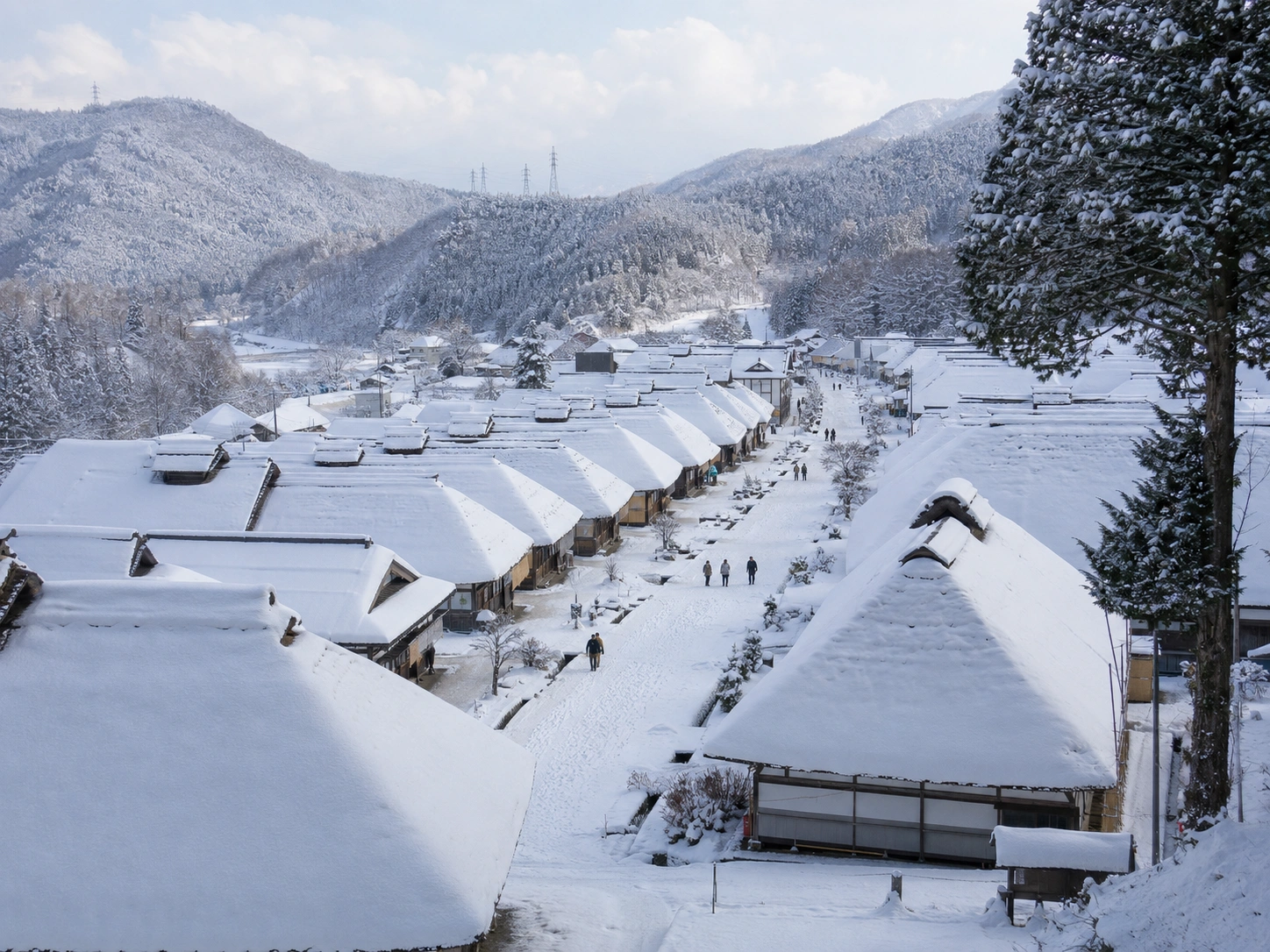1786063474419075.webp 大內宿雪中茅草屋全景.webp
